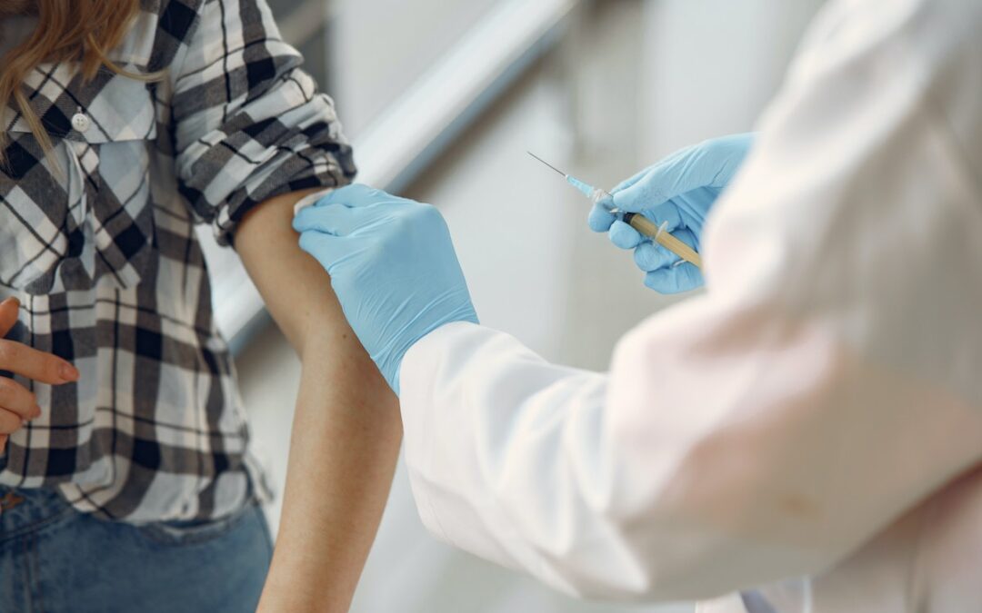 流感高峰來臨，CDC建議年長者注射3種特定疫苗! 可否同時接種新冠疫苗？