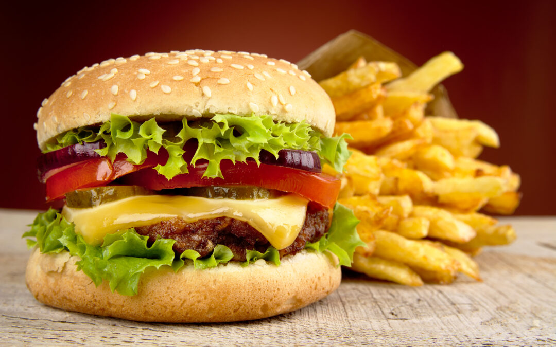 一份薯條、一個漢堡就可能導致認知能力下降？研究：這些食物或增加失智症風險