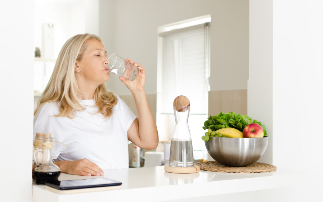 喝水有益身心健康？最新研究：保持充足水分可抗衰老，降低患病風險