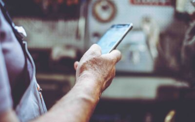 刷手機可緩解孤獨？與子女常聯繫更重要